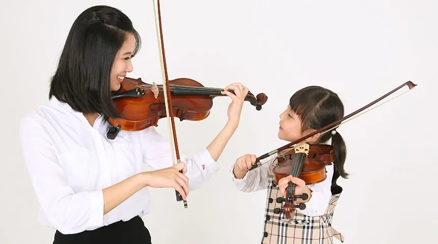 A young violinist reading music