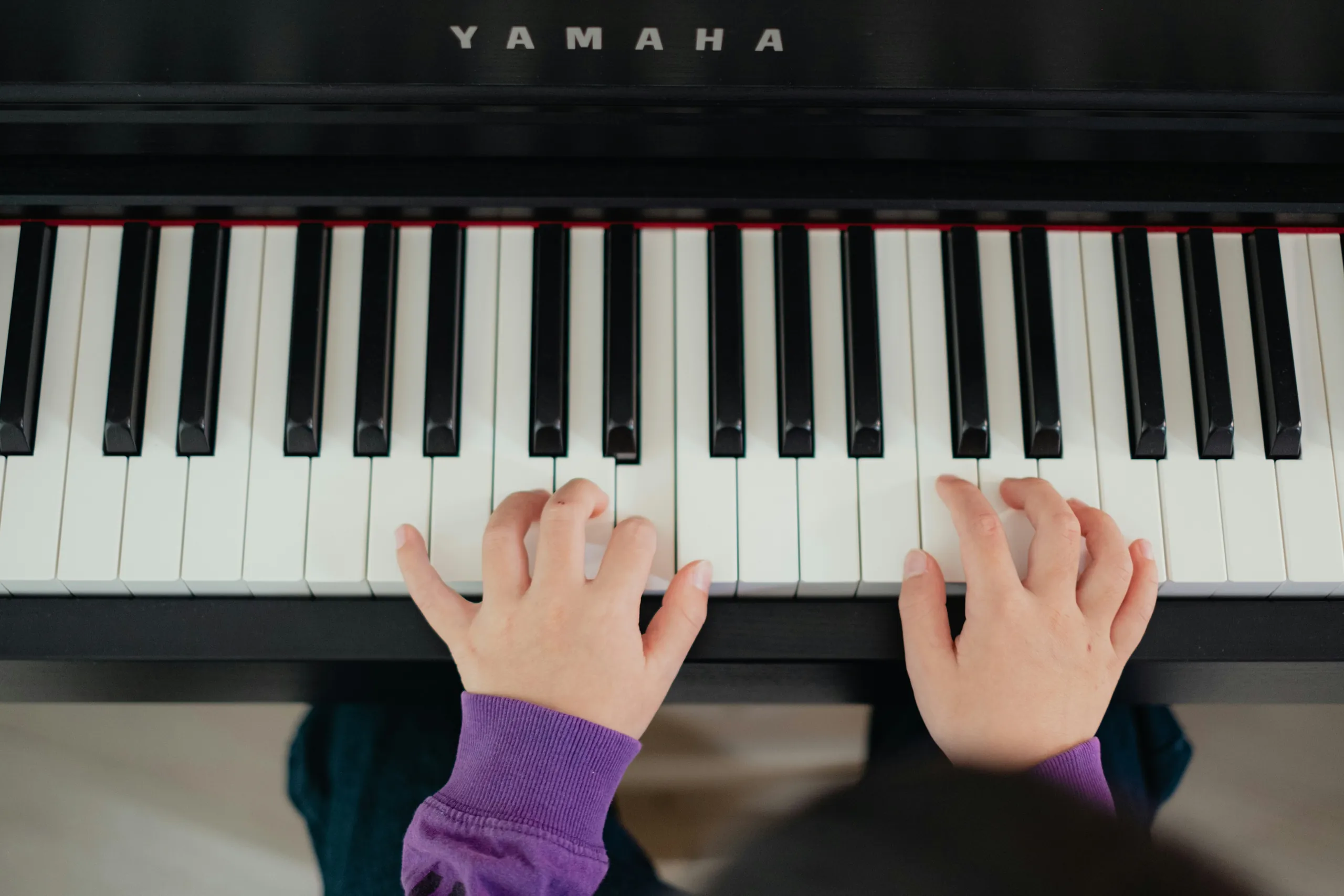 Hands on a Yamaha keyboard